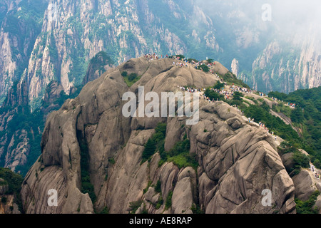 Les randonneurs sur un belvédère Huangshan Montagnes Chine Banque D'Images