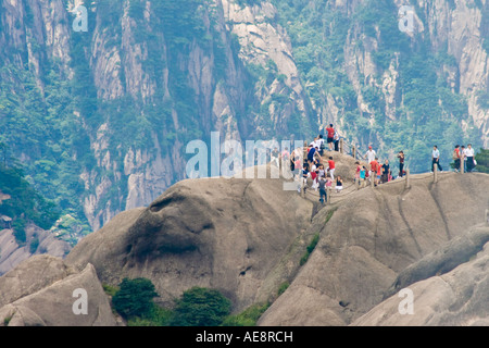 Les randonneurs sur un belvédère Huangshan Montagnes Chine Banque D'Images