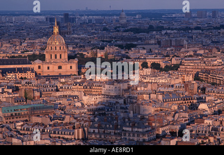 Coucher du Soleil vue depuis la Tour Eiffel à Paris vers le dôme doré de l'église de Saint Louis des Invalides France Banque D'Images