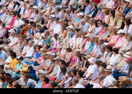 Des foules de gens regarder match de tennis à Wimbledon , , Londres , Angleterre . Banque D'Images