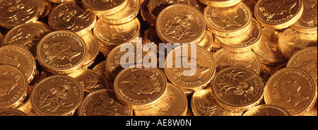 Pile de monnaie en vrac de monnaie en argent britannique dispersée d'une livre sous l'image du concept d'éclairage de l'or pour les piles d'argent Nest Egg Economies pile of Money Banque D'Images