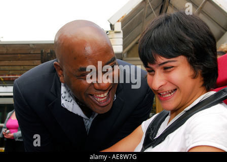 Chef TV & personnalité Ainsley Harriott avec enfant handicapé pendant l'événement qui a donné de nouveaux minibus de l'école pour enfants ayant des besoins spéciaux Banque D'Images