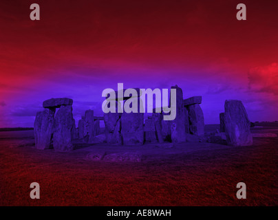 Fameux Stonehenge cromlech monument préhistorique & ancient monument à West Amesbury Wiltshire England UK manipulé (couleurs) Banque D'Images