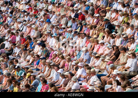 Des foules de gens regarder match de tennis à Wimbledon , , Londres , Angleterre . Banque D'Images