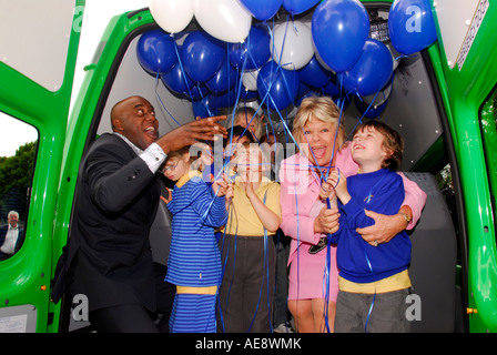 La personnalité de télévision & chef Ainsley Harriott et Judith Chalmers à présentation de minibus à l'école pour les enfants ayant des besoins spéciaux Banque D'Images