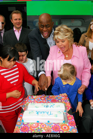 Des personnalités de la télévision Ainsley Harriott & Judith Chalmers à un événement de bienfaisance pour les enfants ayant des besoins spéciaux, Neupré, près de Kingston, UK Banque D'Images