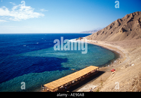 Vue sur le Blue Hole Dahab célèbre site de plongée Dahab Sinai Egypte Mer Rouge Banque D'Images