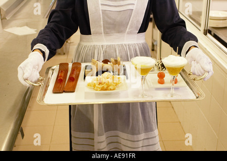 Serveuse en cuisine à El Bulli Hotel Seville Espagne Banque D'Images