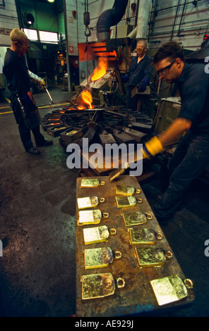 Verser 99,3 % de l'or pur dans les moules de l'anode pour la purification finale, l'Australie Occidentale, vertical Banque D'Images