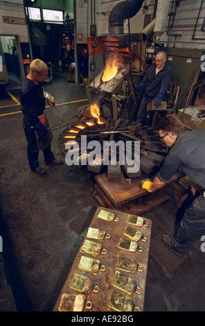 Verser 99,3 % de l'or pur dans les moules de l'anode pour la purification finale, l'Australie Occidentale, vertical, Banque D'Images