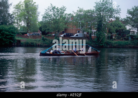 Les loisirs de Jérôme K Jérôme's roman "Trois hommes dans un bateau" (avec chien) sur la Tamise à Staines, Middlesex, Angleterre Banque D'Images