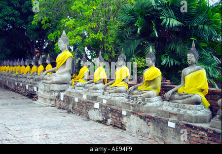 Wat Yai Chai Mongkol de rangées de petites et grandes statues de bouddha à Ayutthaya, Thaïlande Banque D'Images