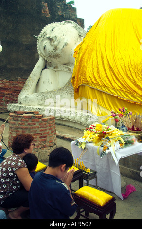 Wat Yai Chai Mongkol avec les fidèles des le grand bouddha couché dans un joli cadre archéologique à Ayutthaya, Thaïlande Banque D'Images