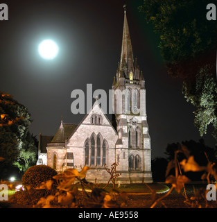 Dans l'église du village Raheny Dublin à la pleine lune Banque D'Images