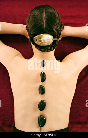 Femme couchée, avec peebles sur son dos, vue de dessus Banque D'Images