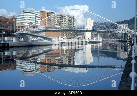 Pont Zubizuri sur la rivière Nervion Bilbao , Espagne,. L'accès au Musée Guggenheim d'Art Moderne de la partie du projet de renouvellement de la ville Banque D'Images