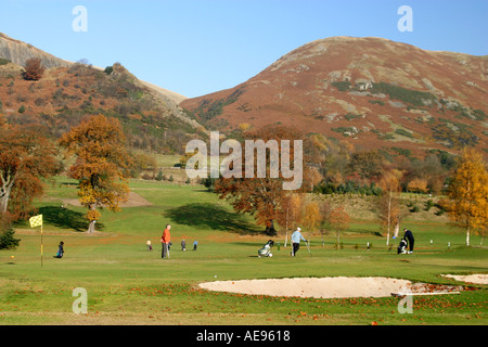 Golf, un jeu traditionnel en Ecosse, joué dans le magnifique décor de l'automne de la monts Ochil,Stirlingshire. Banque D'Images
