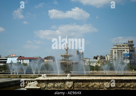 Fontaines à Union Square, Piata Unirii, Bucarest, Roumanie, Europe, UNION EUROPÉENNE Banque D'Images