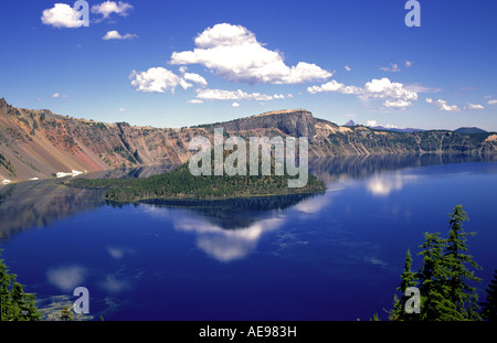 A view of Wizard Island in Crater Lake on a lovely summer day,  Crater Lake National Park, Oregon. Banque D'Images