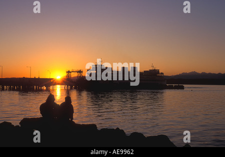 Couple regardant le coucher du soleil sur le Puget Sound ferry Washington Banque D'Images