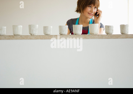 Young woman using mobile phone Banque D'Images