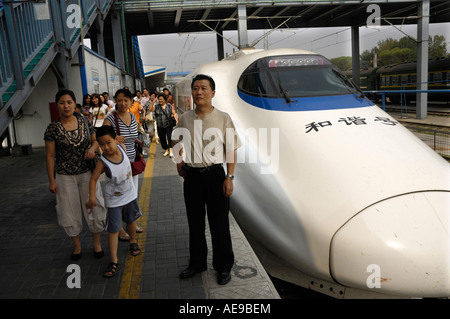 Chine (CRH) haute vitesse ferroviaire le train en gare de Tianjin, Chine, 18 août 2007 Banque D'Images