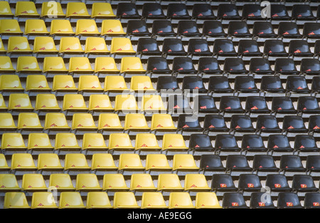 Noir et jaune vide sièges à l'Aréna de Signal Iduna Dortmund Banque D'Images
