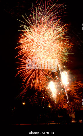 D'ARTIFICE SUR LA CINQUIÈME NOVEMBRE À ST. Le terrain de rugby d'HELEN à Swansea, Pays de Galles, Royaume-Uni Banque D'Images