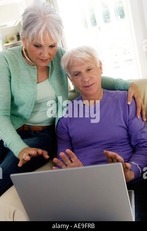 Senior couple using a laptop computer Banque D'Images