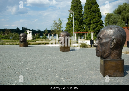 Ancien sculpté dans la pierre et de nouvelles sculptures en bronze à l'historique, Le Parc Herastrau Parcul Herastrau, Bucarest, Roumanie, Europe, UNION EUROPÉENNE Banque D'Images