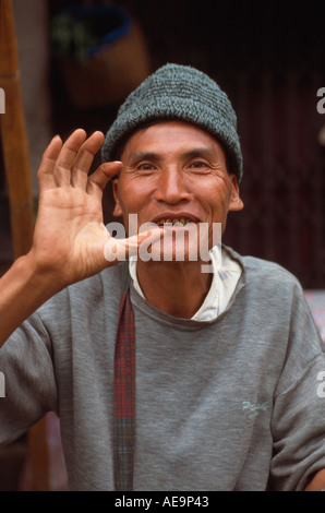 L'homme Local jouant jusqu'à l'appareil photo à un marché local à Tachileik, Birmanie Banque D'Images