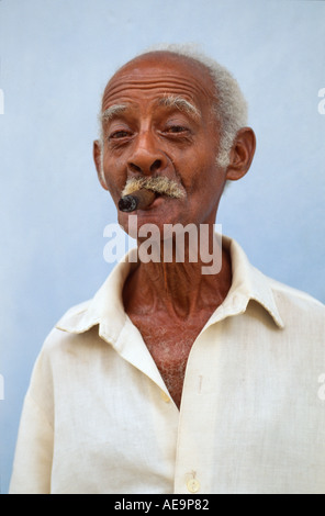 Vieil homme fumant un cigare, Trinidad, Cuba Banque D'Images