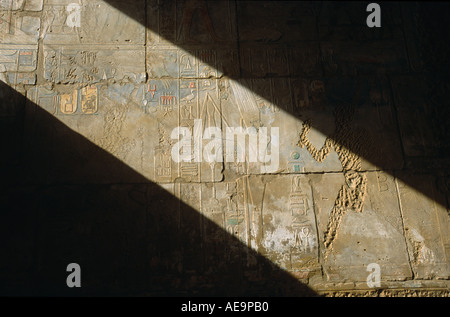 La lumière frappant bas-reliefs colorés et des hiéroglyphes, dans le sanctuaire de l'enceinte d'Amon, Temple de Karnak, Louxor, Egypte Banque D'Images