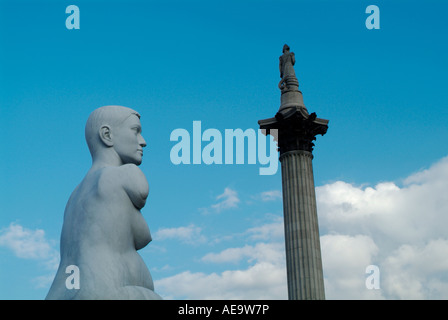 Trafalgar Square avec colonne Nelson et statue de femme handicapée, London, UK Banque D'Images
