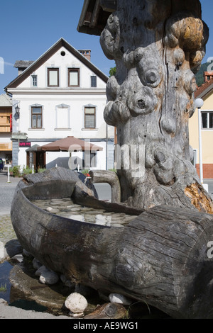 Kranjska Gora Slovénie. Abreuvoir en bois alimenté par l'eau douce dans le centre de la petite ville des Alpes dans les Alpes Juliennes Banque D'Images