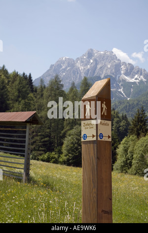 La Slovénie. Panneau typique sur la marche et vélo route 12 dans la région de Valley dans les Alpes Juliennes Banque D'Images