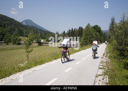 Kranjska Gora Slovénie. Les cyclistes sur vélo cycle marqué itinéraire par la vallée de Zgornjesavska dans les Alpes Juliennes en été Banque D'Images