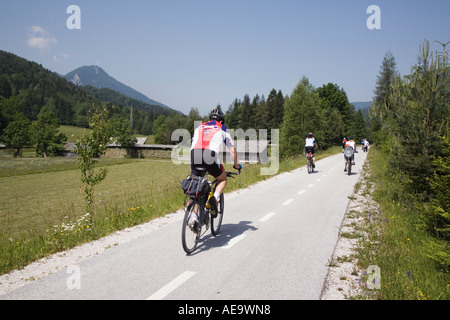 Kranjska Gora Slovénie. Les cyclistes sur vélo cycle marqué itinéraire par la vallée de Zgornjesavska dans les Alpes Juliennes en été Banque D'Images