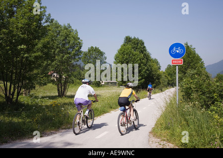 Kranjska Gora Slovénie. Les cyclistes sur vélo cycle marqué itinéraire par la vallée de Zgornjesavska dans les Alpes Juliennes en été Banque D'Images