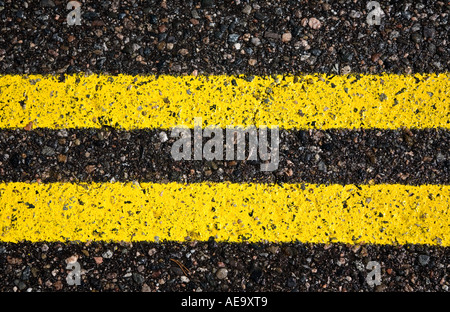 Deux lignes de barrière jaune peinte pour tarmac Banque D'Images