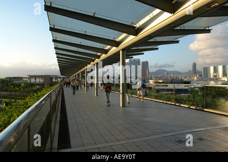 Chine Hong Kong Financial District de se rendre sur la passerelle piétons élevé au travail. Banque D'Images