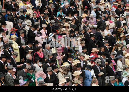 Riches riches riches Royaume-Uni. Royal Ascot foule de racegoers chapeau et queues, femmes en chapeaux Ascot. Courses hippiques Ascot Berkshire 2000s 2006 HOMER SYKES. Banque D'Images