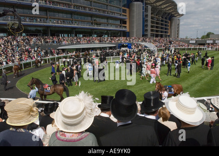 Parade Ring et Grandstand à Royal Ascot. Chevaux, propriétaires, jockeys se baladant sur le ring, coureurs regardant vers le bas sur la scène. Berkshire Royaume-Uni Banque D'Images
