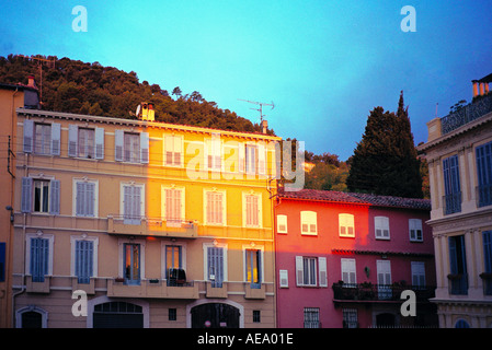 Aube lumière jette un coup de projecteur de lumière dorée sur les bâtiments à Grasse, une tradition française Banque D'Images