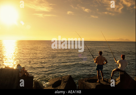 Les pêcheurs au coucher du soleil, Gordons Bay, Afrique du Sud Banque D'Images