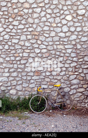 Une bicyclette de course retro mens est appuyée contre un vieux mur de pierre dans le sud de la france Banque D'Images