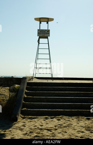 Un véhicule sans pilote lifeguard Tower se trouve au sommet d'une volée de marches près de la plage de Carnon sur le sud de la france Banque D'Images