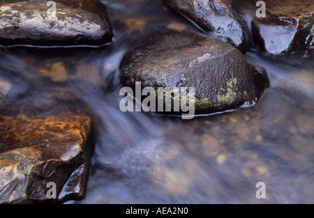 L'eau qui coule sur les rochers Banque D'Images