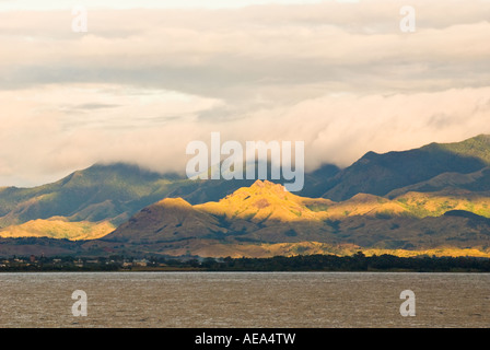 Îles Fidji NADI southsea Sud Pacifique mer COUCHER DU SOLEIL COUCHER DU SOLEIL sur les collines de la forêt de l'eau de mer montagnes côte rivage sun cloud Banque D'Images