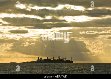 Îles Fidji NADI southsea Sud Pacifique mer COUCHER DU SOLEIL COUCHER DU SOLEIL bateau voyage cargo cargo de transport de trafic marchand Banque D'Images